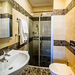 Gul Hotell